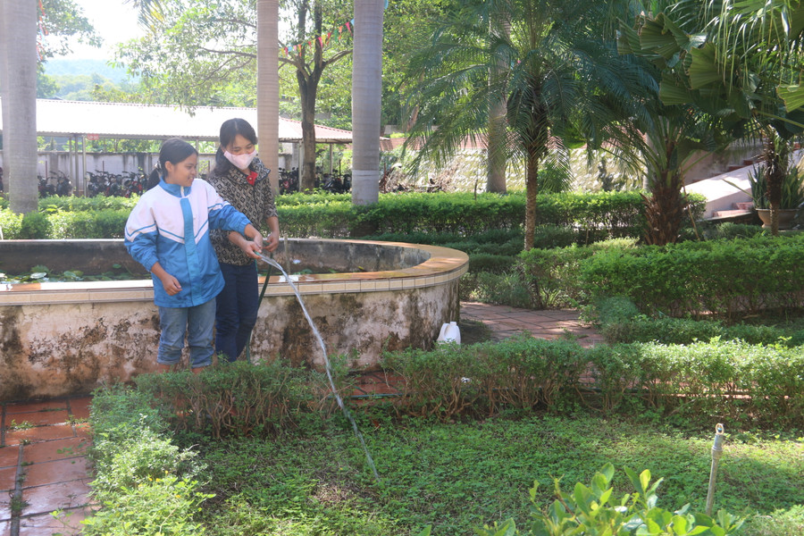 Cô và trò trường THCS Nguyễn Cảnh Toàn chăm sóc cây cảnh trong khuôn viên. Cô và trò trường THCS Nguyễn Cảnh Toàn chăm sóc cây cảnh trong khuôn viên.