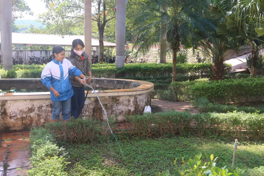 Cô và trò trường THCS Nguyễn Cảnh Toàn chăm sóc cây cảnh trong khuôn viên. Cô và trò trường THCS Nguyễn Cảnh Toàn chăm sóc cây cảnh trong khuôn viên.