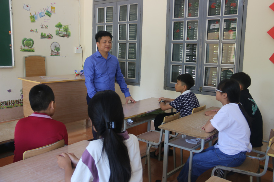 Thầy Nguyễn Hữu Văn chuyện trò cùng học sinh. Thầy Nguyễn Hữu Văn chuyện trò cùng học sinh.