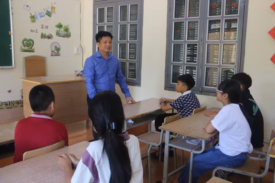 Thầy Nguyễn Hữu Văn chuyện trò cùng học sinh. Thầy Nguyễn Hữu Văn chuyện trò cùng học sinh.