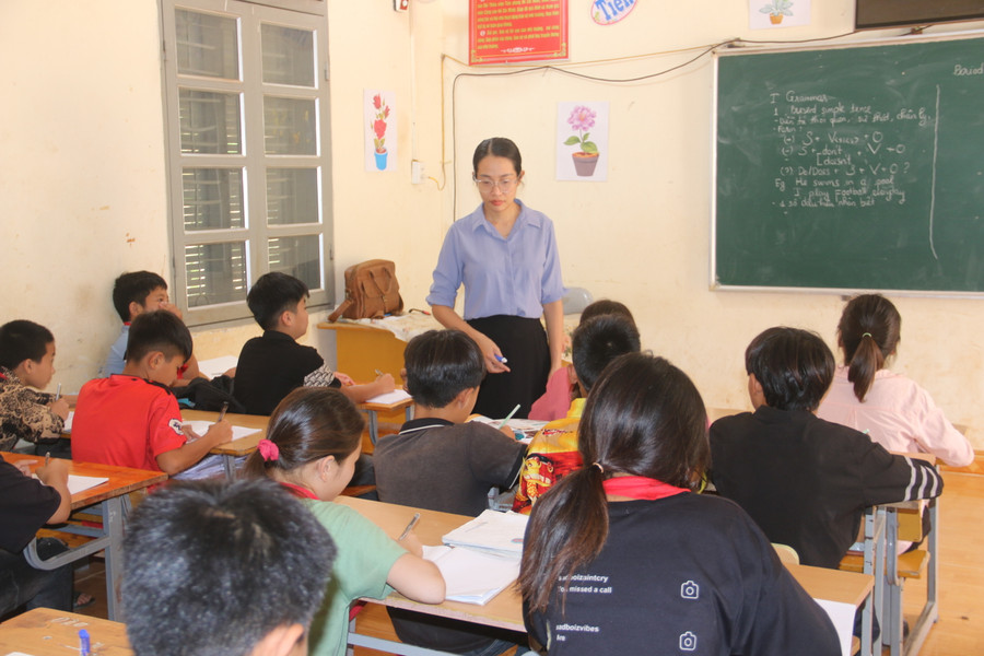 Giáo viên Trường tiểu học – THCS Tà Làng đang dặn dò các em học sinh. Giáo viên Trường tiểu học – THCS Tà Làng đang dặn dò các em học sinh.