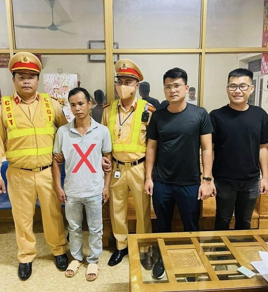 Đỗ Văn Khoát tại đội CSGT số 2 đầu thú.