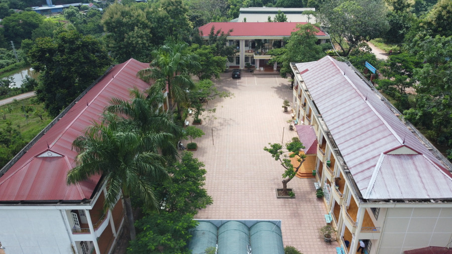 Trường tiểu học – THCS Tà Làng nhìn từ trên cao. Trường tiểu học – THCS Tà Làng nhìn từ trên cao.