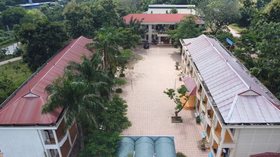 Trường tiểu học – THCS Tà Làng nhìn từ trên cao. Trường tiểu học – THCS Tà Làng nhìn từ trên cao.