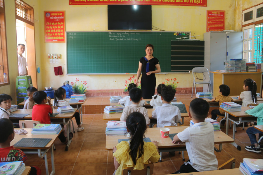 Cô giáo Trường tiểu học – THCS Tà Làng đang phát SGK cho các em học sinh. Cô giáo Trường tiểu học – THCS Tà Làng đang phát SGK cho các em học sinh.