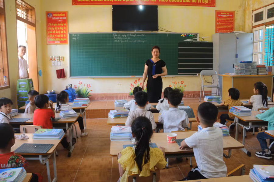 Cô giáo Trường tiểu học – THCS Tà Làng đang phát SGK cho các em học sinh. Cô giáo Trường tiểu học – THCS Tà Làng đang phát SGK cho các em học sinh.