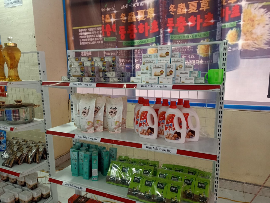 Ngành chức năng chỉ kiểm tra được hàng trưng bày của công ty. Tuy nhiên, những sản phẩm trưng bày này họ không bán cho khách hàng (Ảnh: Hồ Tứ). Ngành chức năng chỉ kiểm tra được hàng trưng bày của công ty. Tuy nhiên, những sản phẩm trưng bày này họ không bán cho khách hàng (Ảnh: Hồ Tứ).