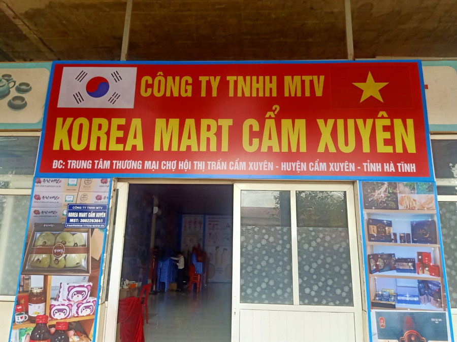 Trụ sở Công ty TNHH MTV Korea Mart Cẩm Xuyên. (Ảnh: Hồ Tứ). Trụ sở Công ty TNHH MTV Korea Mart Cẩm Xuyên. (Ảnh: Hồ Tứ).