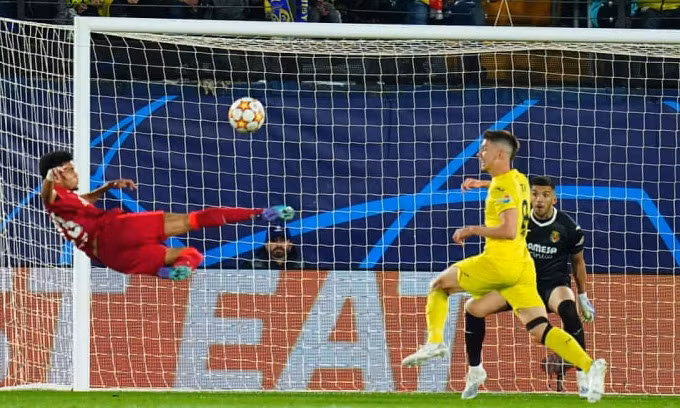 Pha ngả người vô-lê quân bình tỷ số 2-2 của Luis Diaz ở phút 67.