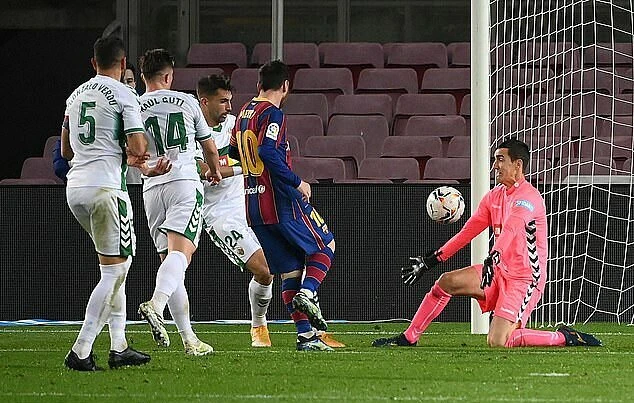 Messi lập cú đúp bàn thắng vào lưới Elche tại vòng 24 La Liga.