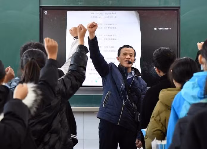 Thầy Lu khích lệ học sinh chăm chỉ học tập.