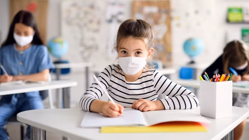 Học sinh xứ Wales đi học trở lại.