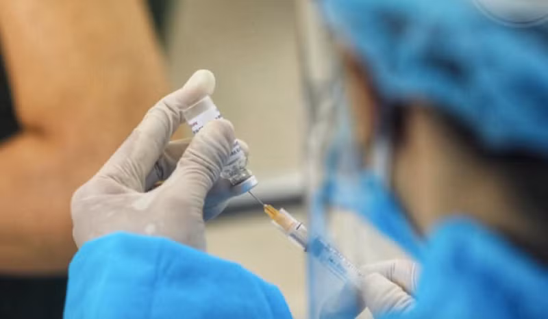 Chủng ngừa tăng cường sẽ rất quan trọng để giảm thiểu lây nhiễm khi biến thể Omicron xâm nhập.