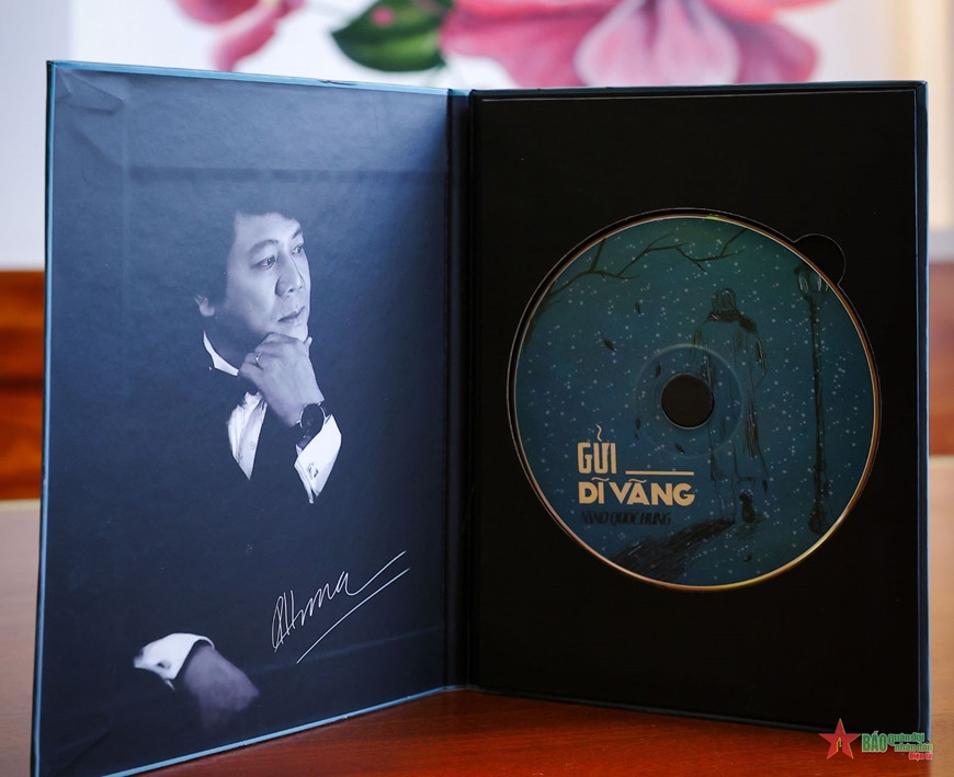 NSND Quốc Hưng hát tình ca. NSND Quốc Hưng hát tình ca.