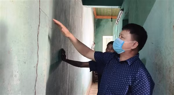 Ông Nguyễn Văn Huy - Chủ tịch UBND xã Điền Lư (Bá Thước) chỉ vết nứt tường của nhà dân ở thôn Chiềng Lẫm.