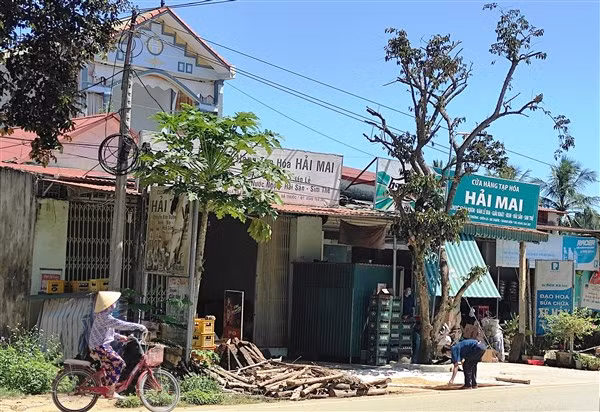 Ngôi nhà 2 tầng của gia đình ông Nguyễn Văn Hà, ở thôn Chiềng Lẫm, xã Điền Lư (Bá Thước, Thanh Hóa) bị nứt tường bên trong do máy móc lu rung khi làm đường 217.