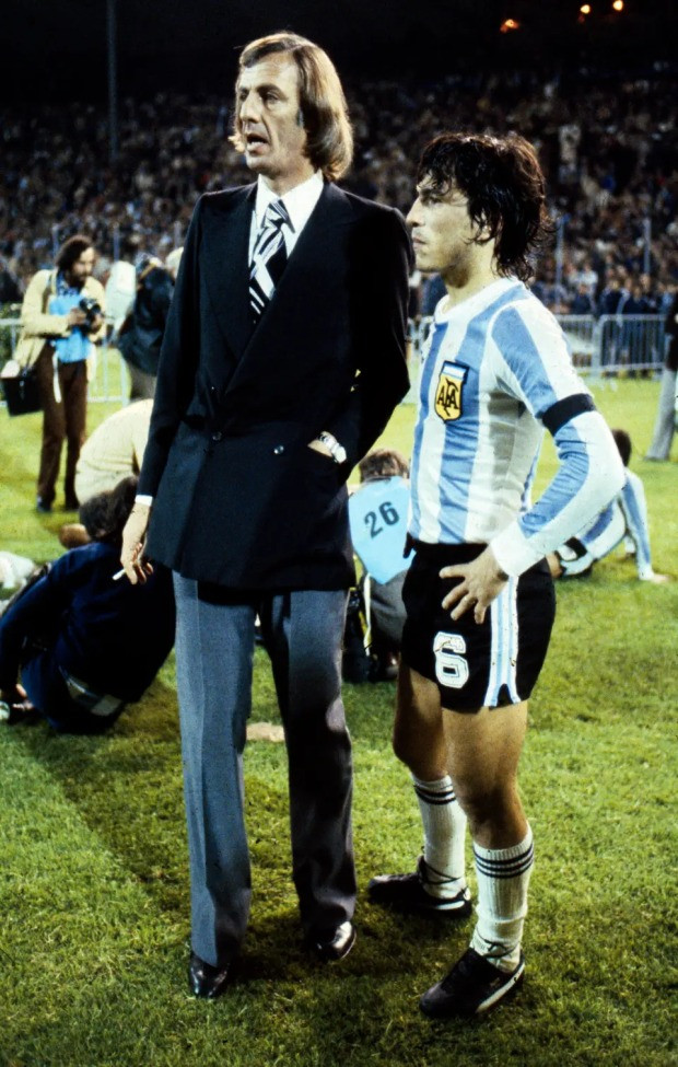 HLV Menotti trao đổi với đội trưởng Argentina Daniel Passarella năm 1980. HLV Menotti trao đổi với đội trưởng Argentina Daniel Passarella năm 1980.