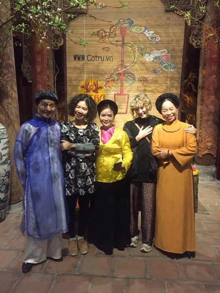 NSƯT Bạch Vân ngoài cùng bên phải chụp hình kỷ niệm cùng du khách. Ảnh: NVCC