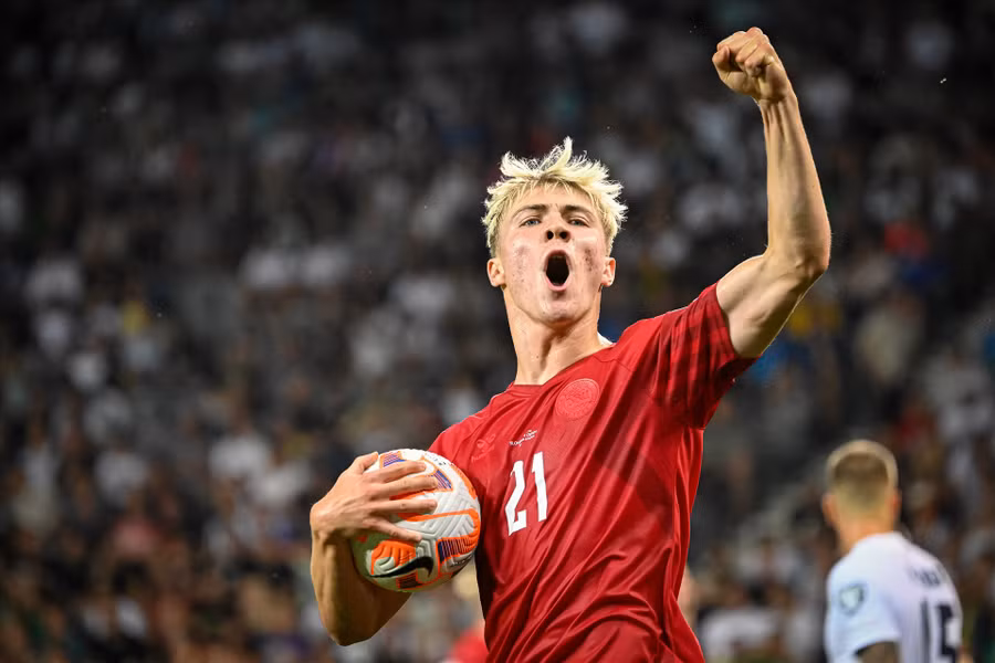 Rasmus Hojlund khoác áo đội tuyển Đan Mạch tham dự Vòng loại Euro 2024. Ảnh: AFP.