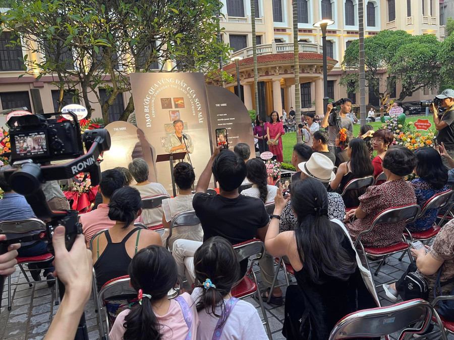 Công chúng và khách mời đến dự khai mạc triển lãm.