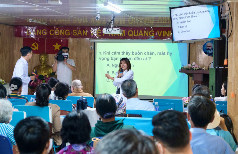 Chuyên viên tâm lý của Khoa Tâm thể, Bệnh viện TP Thủ Đức (TPHCM) trong một buổi sinh hoạt với bệnh nhân ung thư. Ảnh: BVCC. Chuyên viên tâm lý của Khoa Tâm thể, Bệnh viện TP Thủ Đức (TPHCM) trong một buổi sinh hoạt với bệnh nhân ung thư. Ảnh: BVCC.