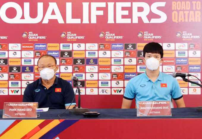 Hoàng Đức họp báo cùng HLV Park Hang-seo tại buổi họp báo chiều 6/9.