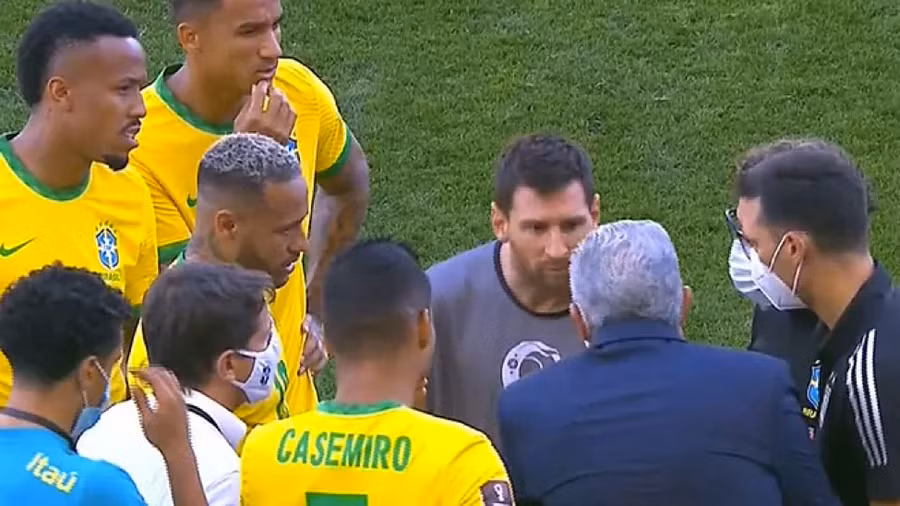 Messi rất bức xúc sau khi 4 đồng đội bị giới chức Brazil xông vào sân bắt đưa đi cách ly Covid-19.