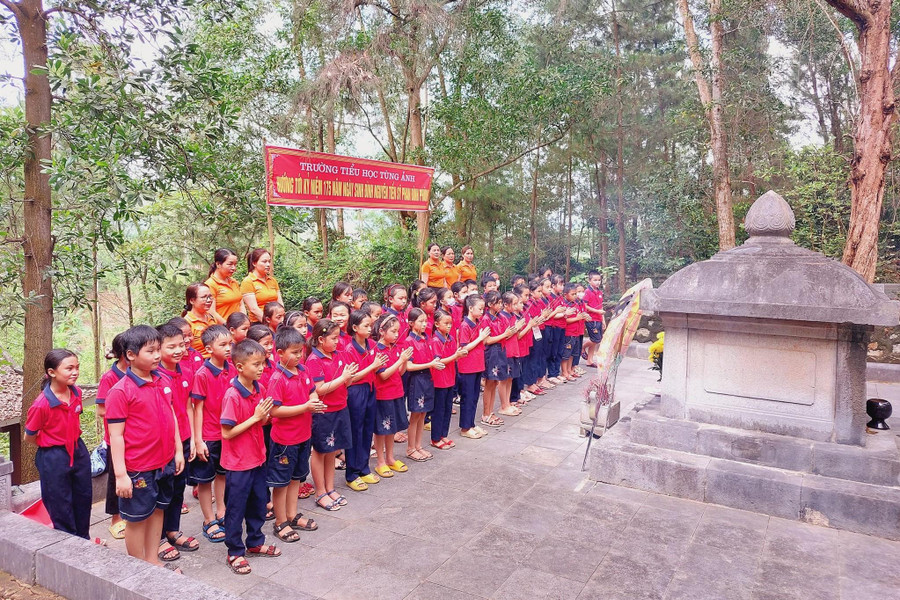 Trường Tiểu học Tùng Ảnh tổ chức cho học sinh đến thắp hương, tìm hiểu lịch sử và chăm sóc khu mộ Đình nguyên Tiến sĩ Phan Đình Phùng nhân kỷ niệm 175 ngày sinh của cụ. Trường Tiểu học Tùng Ảnh tổ chức cho học sinh đến thắp hương, tìm hiểu lịch sử và chăm sóc khu mộ Đình nguyên Tiến sĩ Phan Đình Phùng nhân kỷ niệm 175 ngày sinh của cụ.