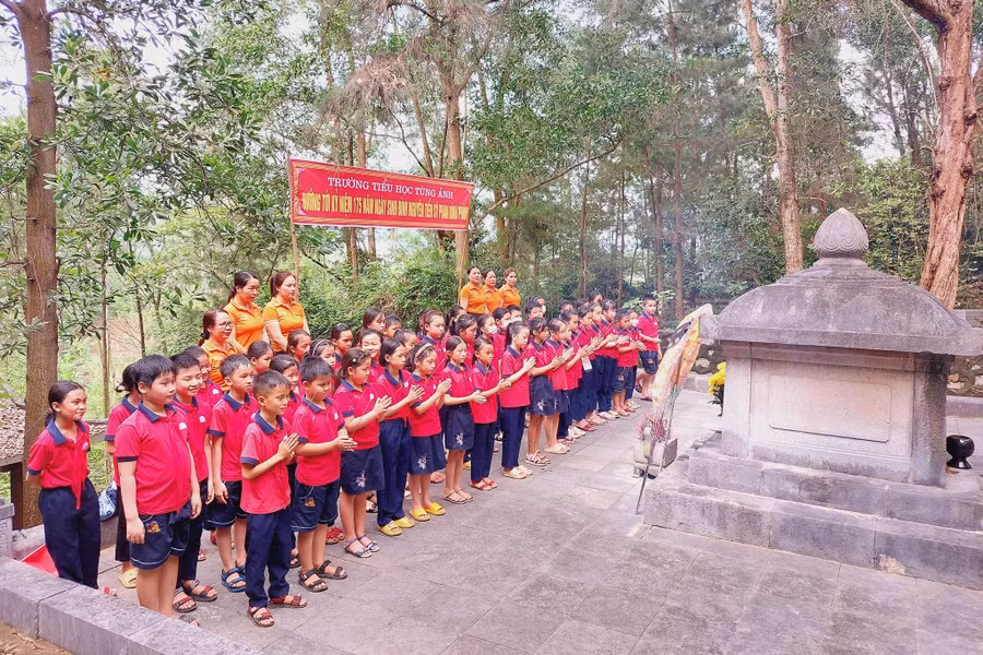 Trường Tiểu học Tùng Ảnh tổ chức cho học sinh đến thắp hương, tìm hiểu lịch sử và chăm sóc khu mộ Đình nguyên Tiến sĩ Phan Đình Phùng nhân kỷ niệm 175 ngày sinh của cụ.