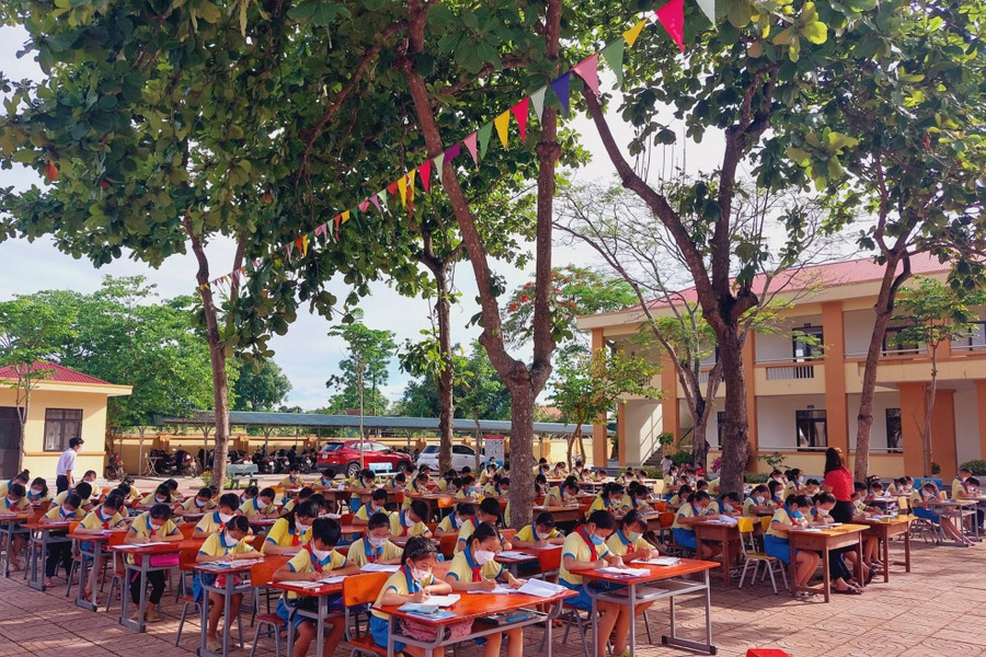 Cô Lương luôn tìm phương pháp tổ chức các hoạt động bổ ích ngoài trời áp dụng thực tiễn vào việc học tập của học sinh. Cô Lương luôn tìm phương pháp tổ chức các hoạt động bổ ích ngoài trời áp dụng thực tiễn vào việc học tập của học sinh.