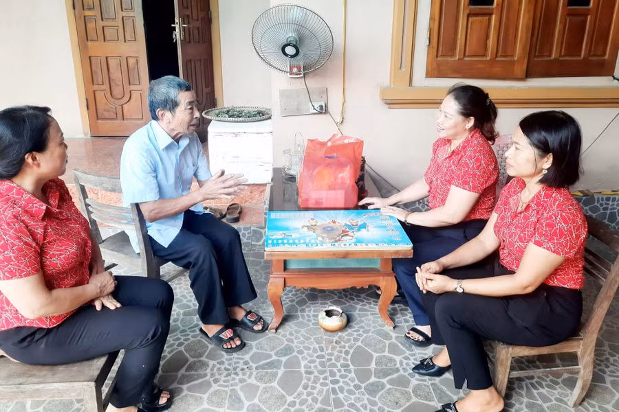 Công tác đền ơn đáp nghĩa, hỗ trợ giáo viên, học sinh và các đối tượng chính sách là hoạt động thường niên của Trường Tiểu học Tùng Ảnh.