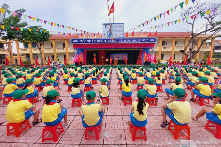 Ngôi trường Tiểu học nơi cô Lương đang công tác có cơ sở vật chất khang trang, luôn sạch đẹp. Ngôi trường Tiểu học nơi cô Lương đang công tác có cơ sở vật chất khang trang, luôn sạch đẹp.