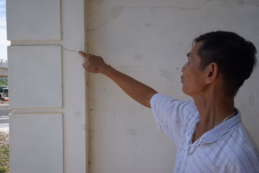 Người dân lo lắng khi tình trạng nứt nhà ngày càng lan rộng.