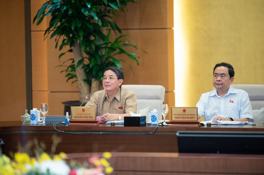 Phiên họp diễn ra dưới sự điều hành của Phó Chủ tịch Quốc hội Nguyễn Khắc Định.