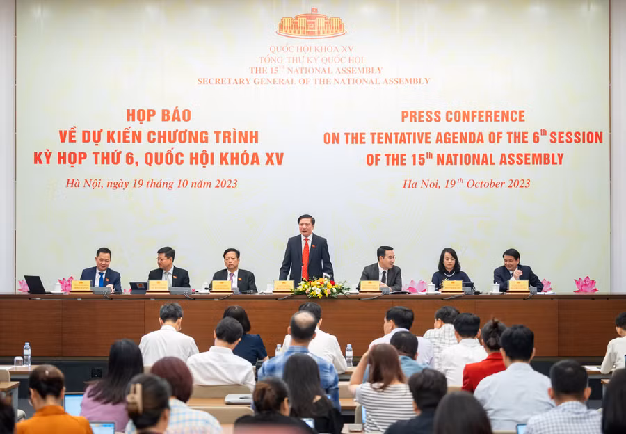 Tổng Thư ký Quốc hội, Chủ nhiệm Văn phòng Quốc hội Bùi Văn Cường chủ trì họp báo.