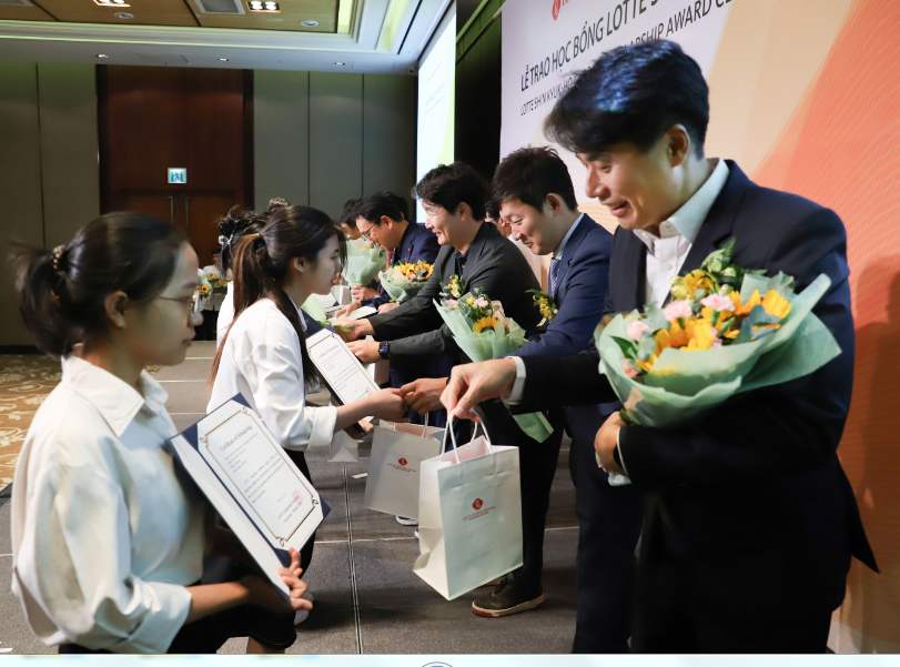 Những suất học bổng là hoạt động ý nghĩa, nhằm hỗ trợ sinh viên vượt qua thời gian khó khăn.