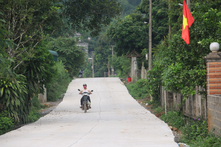 Đường xá được huyện Tân Lạc chú trọng đầu tư, mở rộng, tạo điều kiện cho người dân vận chuyển hàng hoá và đi lại.