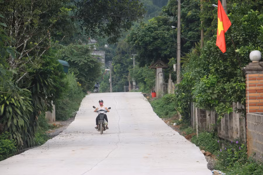 Đường xá được huyện Tân Lạc chú trọng đầu tư, mở rộng, tạo điều kiện cho người dân vận chuyển hàng hoá và đi lại.