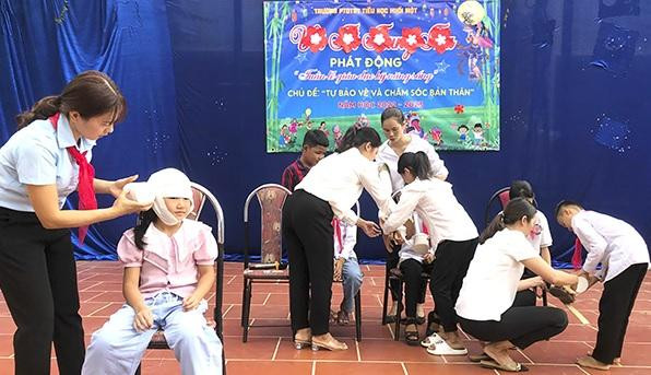 Các cô giáo Trường PTDTBT và Tiểu học Huổi Một giáo dục kỹ năng tự bảo vệ và chăm sóc bản thân của học sinh.