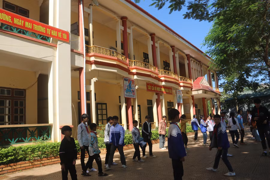 Các em học sinh Trường Tiểu học và THCS xã Mường Lầm được thầy cô giáo tổ chức học ngoại khoá.