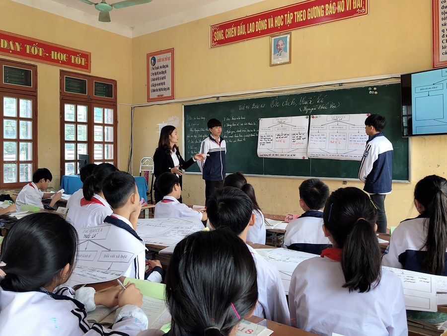 Cô giáo Hảo đang truyền tải kiến thức Ngữ văn cho học sinh. Cô giáo Hảo đang truyền tải kiến thức Ngữ văn cho học sinh.