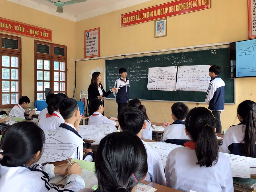 Cô giáo Hảo đang truyền tải kiến thức Ngữ văn cho học sinh.