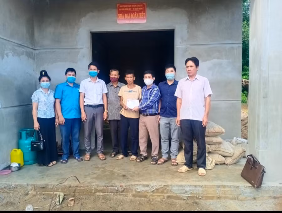 Lãnh đạo huyện Sông Mã trao tặng nhà ở cho người dân có hoàn cảnh khó khăn.