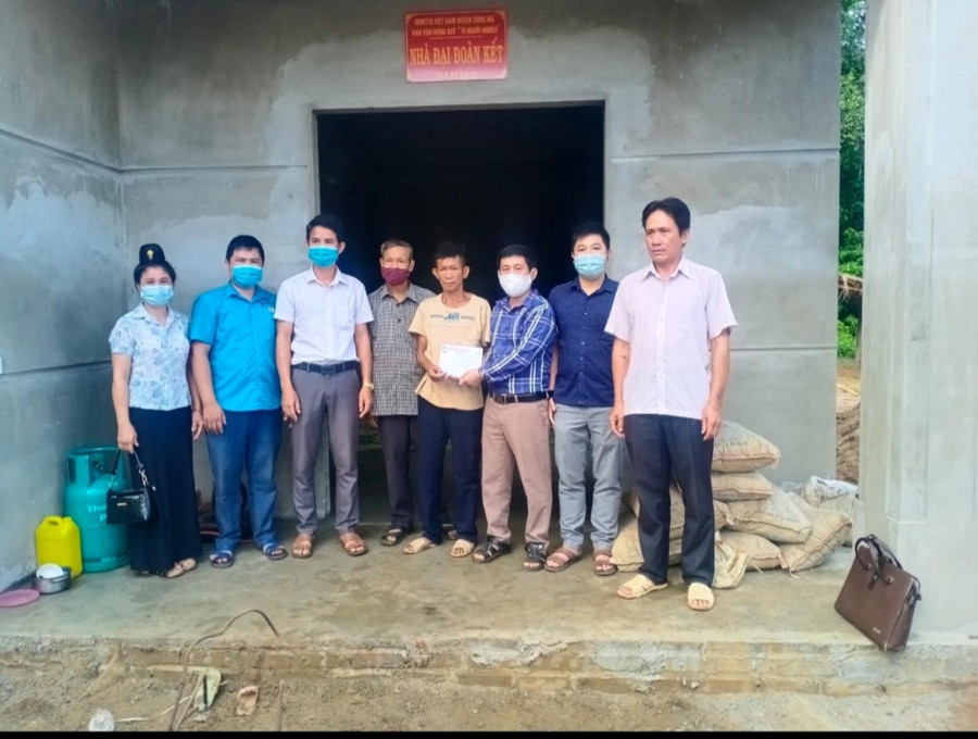 Lãnh đạo huyện Sông Mã trao tặng nhà ở cho người dân có hoàn cảnh khó khăn. Lãnh đạo huyện Sông Mã trao tặng nhà ở cho người dân có hoàn cảnh khó khăn.