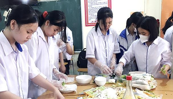 Học sinh Trường THCS thị trấn Sông Mã thực hành kỹ năng nội trợ.