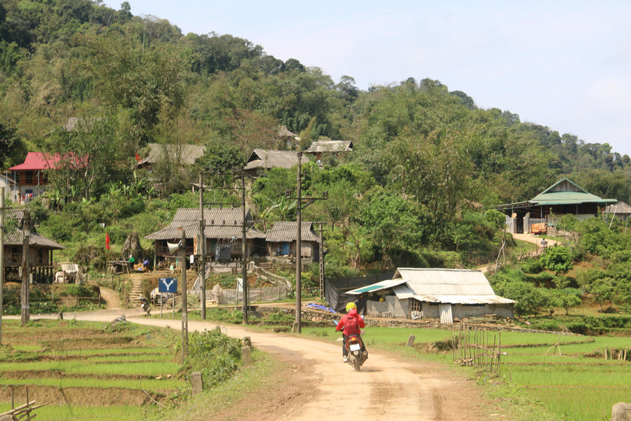 Người dân ở xã Quyết Chiến đã có điện, đường xá... đời sống sinh hoạt ngày càng được nâng cao.