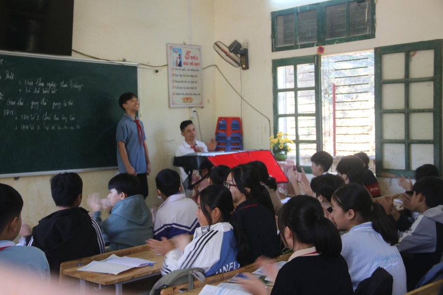 Một buổi giảng dạy kỹ năng giao tiếp tại Trường Tiểu học và THCS xã Mường Lầm.