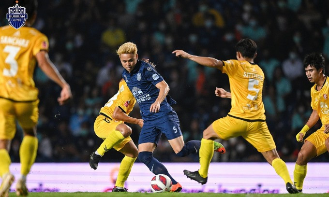 Theerathon Bunmathan (số 5) đang cùng các đồng đội tại Buriram United hướng tới thành tích bất bại tại Thai League 1 mùa bóng 2022-2023. Theerathon Bunmathan (số 5) đang cùng các đồng đội tại Buriram United hướng tới thành tích bất bại tại Thai League 1 mùa bóng 2022-2023.