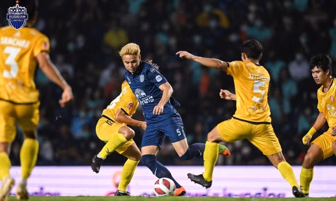 Theerathon Bunmathan (số 5) đang cùng các đồng đội tại Buriram United hướng tới thành tích bất bại tại Thai League 1 mùa bóng 2022-2023.