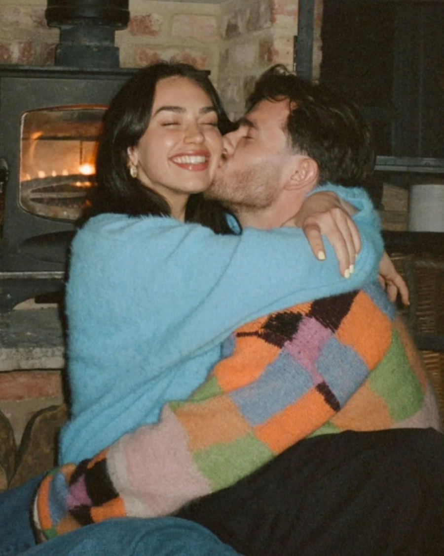 Mallan xác nhận mối quan hệ của mình với Chilwell vào Ngày lễ tình nhân. Mallan xác nhận mối quan hệ của mình với Chilwell vào Ngày lễ tình nhân.